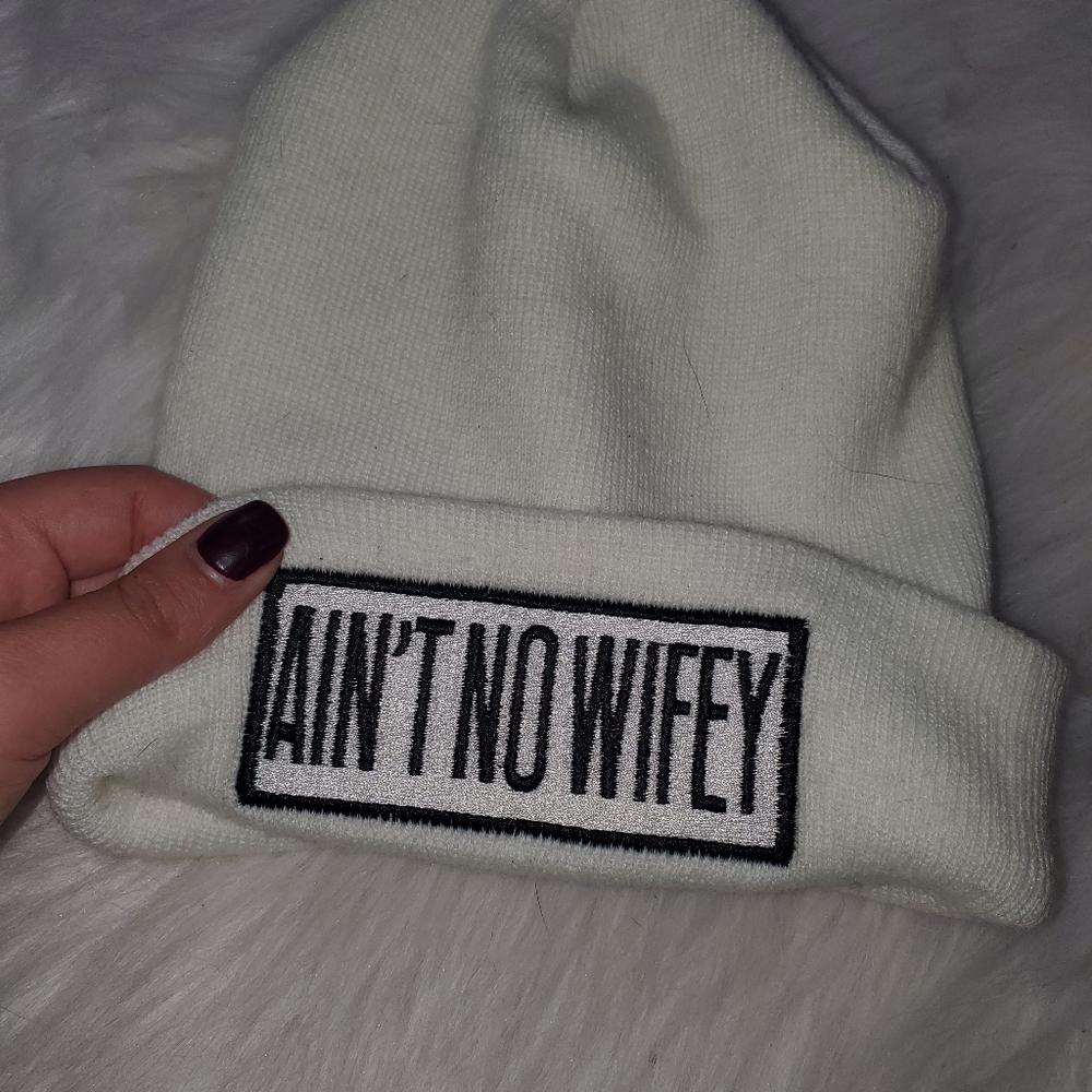 White "AINT NO WIFEY" beanie